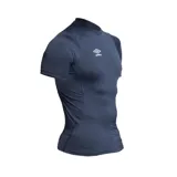 Remera térmica de hombre en color negro, ajustada, ideal para actividades deportivas.