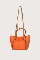 Bolso pequeño color naranja con textura granulada y doble asa de mano en cuero color marrón.