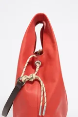Bolso de mano mediano Bimba y Lola, color marrón, de estructura blanda con asa extraíble y logo metálico.