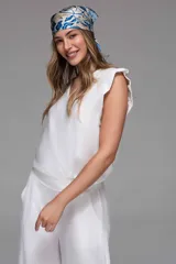 Musculosa blanca con escote en V y volados en los hombros.