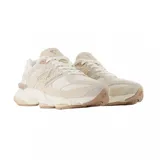 Championes urbanos New Balance modelo 9060, color verde azulado con detalles en blanco, confeccionados en gamuza y malla, con logo "N" característico en los laterales y entresuela con tecnología ABZORB y SBS.