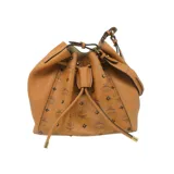 Cartera bombonera color marrón claro, confeccionada en cuero con apliques de lona revestida con el monograma de la marca y pequeñas tachas decorativas. Tiene correa para llevar al hombro, bolsillo interior deslizante y cierre con cordones ajustables que le dan un efecto fruncido.