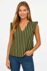 Blusa verde militar con rayas verticales blancas, escote en V y mangas cortas con volados.