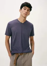 Remera básica azul de manga corta con cuello en V.