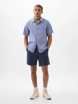 Short de hombre color azul marino, corte recto y largo a la rodilla.