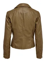 Chaqueta marrón de cuero sintético con corte biker, cierre asimétrico con cremallera, cuello con solapas y tachas decorativas.