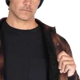 Camisa tipo chaqueta de franela a cuadros marrones y negros, con forro interior de tafeta. Tiene dos bolsillos con tapa en el pecho y dos bolsillos laterales.
