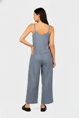 Mono largo color marrón claro de algodón, con breteles finos y corte ancho.