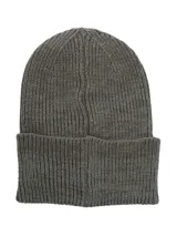 Gorro de lana gris con detalle de etiqueta de cuero con logo de la marca en el frente.