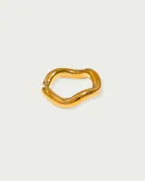Anillo dorado de acero quirúrgico hipoalergénico con baño en oro 18K, de forma irregular.