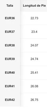 Botas de caña alta color negro, de gamuza sintética, con puntera en punta y detalle de tira con hebilla en el lateral.