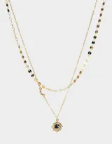 Collar corto dorado de doble cadena, una con círculos pequeños y otra con dije de metal con piedra azul.