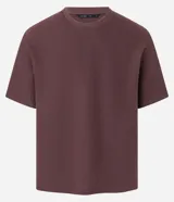 Remera marrón de corte boxy, con escote redondo y manga corta.