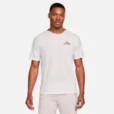 Remera blanca de running Nike Dri-Fit Solar Chase Top, de corte clásico y manga corta, con logo Nike Trail en el pecho.