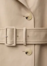 Abrigo largo negro de algodón con cinturón, cuello con solapa y doble botonadura.