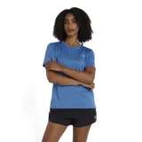 Remera deportiva azul, confeccionada en tejido ligero de poliéster reciclado, diseñada para absorber humedad y mantenerte fresca durante el ejercicio.