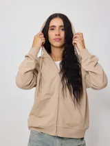 Canguro con cierre y bordado delantero, color beige.