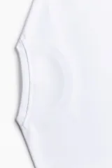 Remera deportiva blanca de corte estándar, con cuello redondo y mangas cortas. Confeccionada en tejido funcional DryMove™ que ayuda a absorber el sudor.