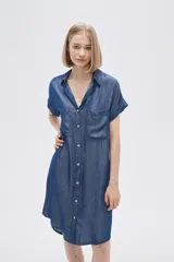 Vestido camisero azul de viscosa con cuello, botones y mangas cortas.