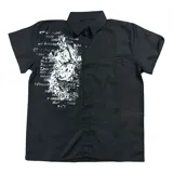 Camisa negra de manga corta con cuello, corte regular fit y estampado gráfico en blanco con tipografía gótica y un diseño central.