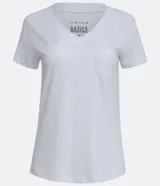 Blusa blanca de algodón con cuello en V, manga corta y bolsillo frontal.