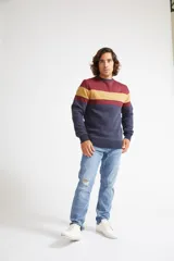 Buzo de algodón color navy con diseño color block en tonos rojo y mostaza, con fit regular y logo estampado.