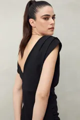 Vestido corto color marrón, con escote redondo, mangas cortas con hombreras y frunces laterales.