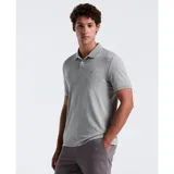 Chomba gris de piqué de algodón orgánico, corte recto, cuello con solapa y logo bordado en el pecho.