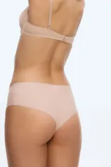 Pack de tres bombachas tipo hipster color piel, de microfibra con cintura baja en forma de V, refuerzo interior y cobertura trasera recortada. Bordes cortados con láser para una sensación cómoda y sin costuras contra la piel y una visibilidad mínima debajo de la ropa.