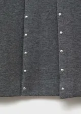 Minifalda gris con detalle de tachuelas plateadas en los laterales y diseño de tablas.