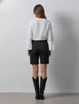 Bermuda de jean elastizada azul, marca One Five One. Pretina con pasadores, botón y cierre. Delantera con bolsillos. Trasera con bolsillos simulados.