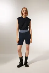 Short negro de calce alto, al cuerpo, con lurex y diseño color block.