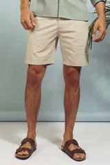 Bermuda color beige con bolsillos laterales y traseros.