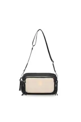 Bandolera tipo puffer color beige con correa negra regulable.