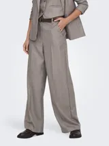 Pantalón de vestir color marrón claro, de tiro alto y corte recto.