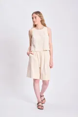 Bermuda casual color crudo confeccionada en lino.