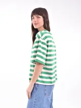 Remera blanca de algodón con cuello redondo y mangas cortas.