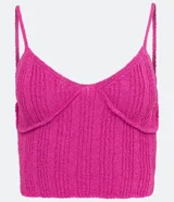 Top cropped de punto texturizado color fucsia, con escote en V y tirantes finos.