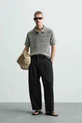 Polo de hombre de punto con brillo, corte regular fit, cuello solapa con cierre de botones, manga corta y terminaciones en rib.