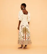 Vestido midi de algodón color crudo con estampado de cocoteros, escote con detalle torcido y mangas 3/4.