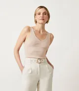 Musculosa color beige confeccionada en viscosa sostenible, con escote en pico y sin estampado.