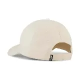 Gorro de béisbol color crema con visera curva y logo de Puma bordado en blanco en el frente.