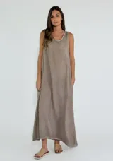 Vestido largo color beige, de corte suelto, sin mangas y con cuello redondo.