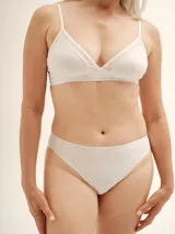 Soutien triangular en color nude, delicado y sexy, con detalles en micro tul y sin aros ni relleno, diseñado para brindar soporte y comodidad.
