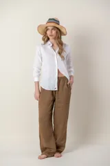 Camisa blanca de lino, de corte clásico, con cuello camisero y mangas largas.