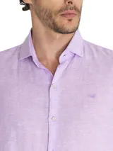 Camisa de manga larga blanca de lino orgánico con tejido melange, cuello clásico, cierre con botones y logo bordado al tono.