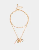 Collar dorado con cadena de eslabones y dijes colgantes: fósforo con cabeza roja, naipe con corazón y dado esmaltado rosa.