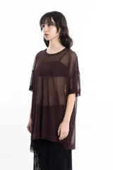 Remerón de tul lila de corte holgado y mangas cortas.