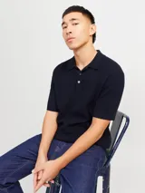 Polo de punto azul marino con cuello clásico, mangas cortas y cierre de botones.