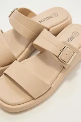 Sandalias negras con dos tiras anchas horizontales y hebilla metálica.